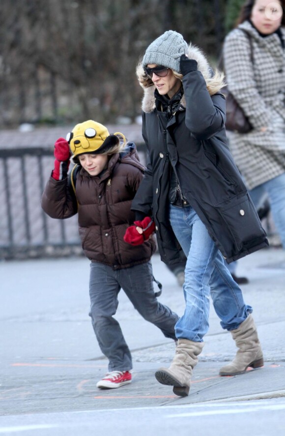 Sarah Jessica Parker affronte avec son fils James Wilkie le vent pour l'accompagner à l'école. New York, le 20 janvier 2012.
