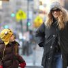 Sarah Jessica Parker et son fils James Wilkie, tendrement complices alors qu'elle l'accompagne à l'école. New York, le 20 janvier 2012.