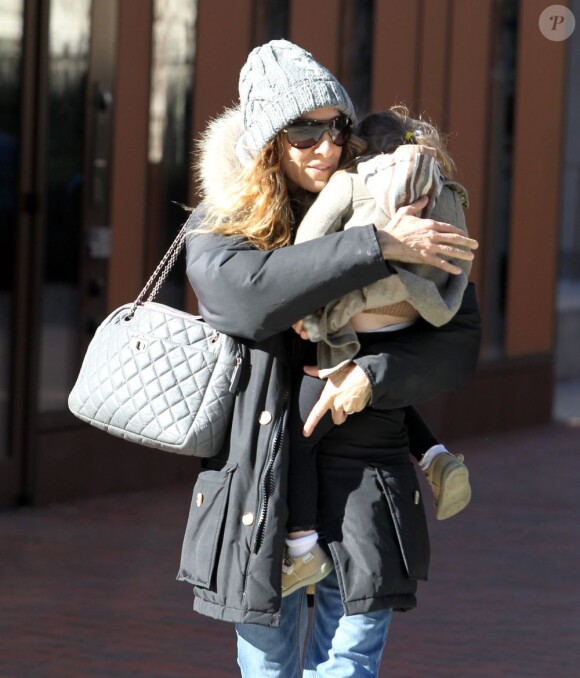 Sarah Jessica Parker et sa fille, surprises au cours d'une promenade sous les rayons de soleil de New York, le 20 janvier 2012.