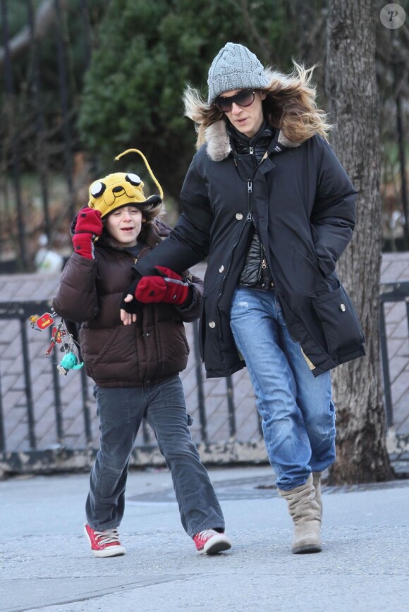 Sarah Jessica Parker et son fils James Wilkie affrontent la météo new yorkaise sur le chemin vers l'école. Le 20 janvier 2012.