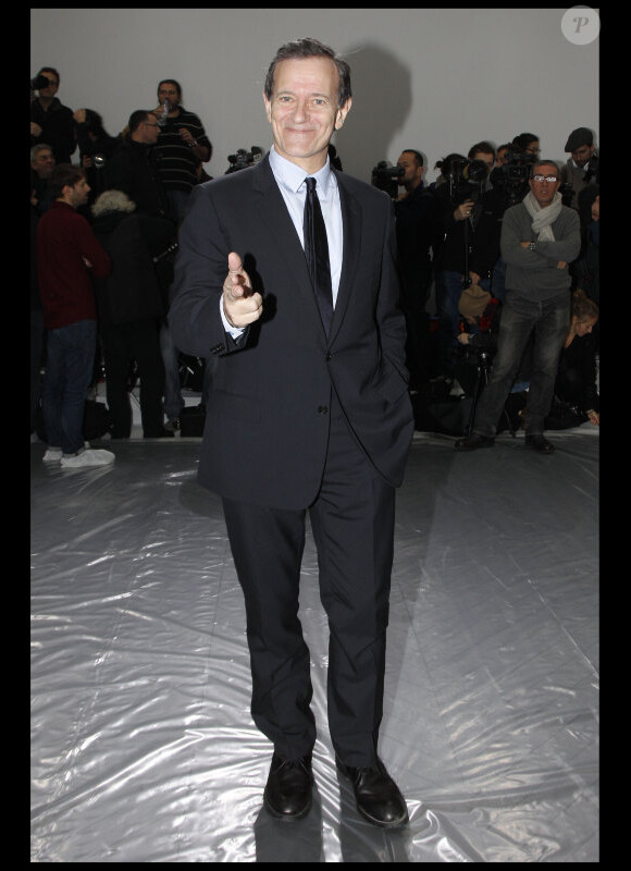 Francis Huster, détendu lors du défilé Dior Homme automne-hiver 2012/2013 à Paris, le 21 janvier 2012.