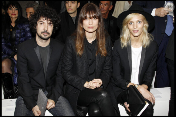 Yarol Poupard, Caroline de Maigret et Anja Rubik assistent au défilé Dior Homme à Paris, le 21 janvier 2012.