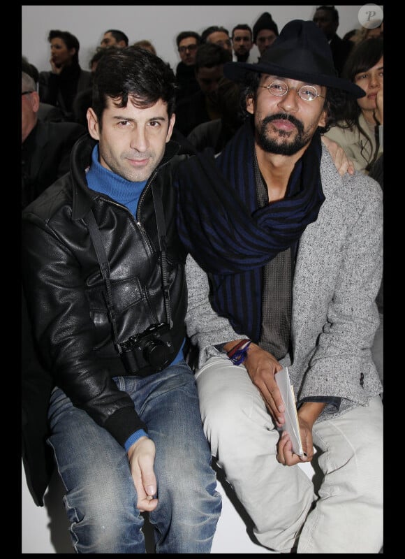L'artiste André et le créateur Haider Ackermann au défilé Dior Homme à Paris, le 21 janvier 2012.