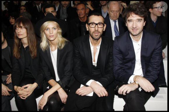 Caroline de Maigret, Anja Rubik, Alessandro Sartori et Antoine Arnault au défilé Dior Homme à Paris, le 21 janvier 2012.