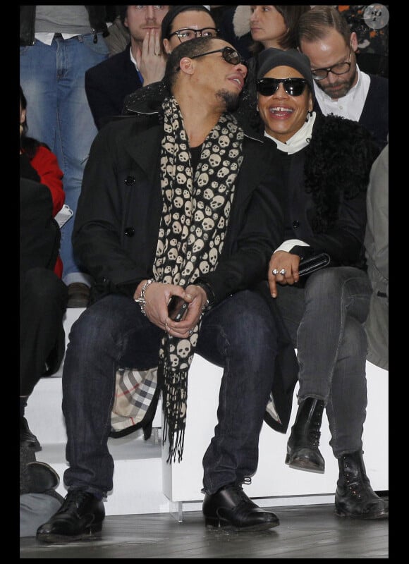 Le rappeur/acteur JoeyStarr était au premier rang du défilé Dior Homme à Paris, le 21 janvier 2012 avec une amie.