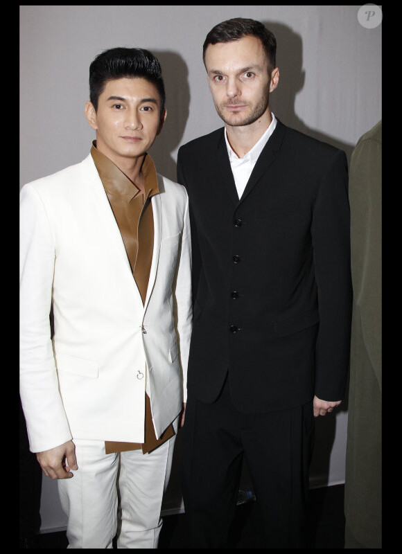 L'acteur chinois Nicholas Wu, très élégant tout en blanc, et Kris Van Assche lors défilé Dior Homme à Paris, le 21 janvier 2012.