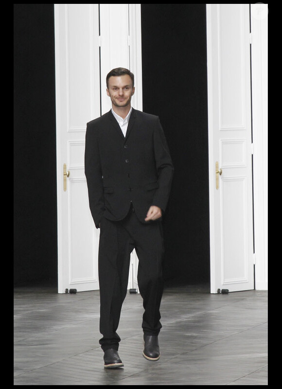 Le créateur Kris Van Assche salue les invités lors du final du défilé Dior à Paris, le 21 janvier 2012.