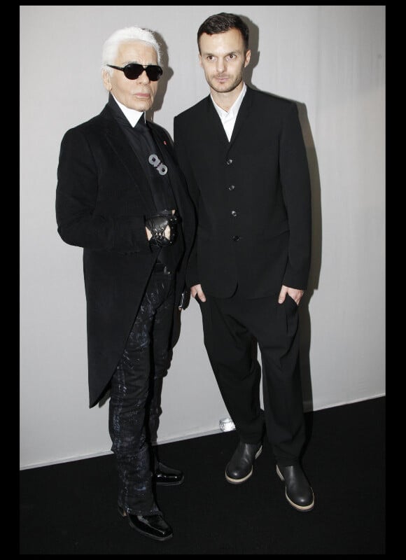 Karl Lagerfeld et le directeur artistique de Dior Homme Kris Van Assche à Paris, le 21 janvier 2012.