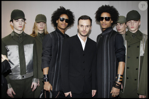 Les Twins posent avec Kris Van Assche et ses mannequins Dior Homme à Paris, le 21 janvier 2012.