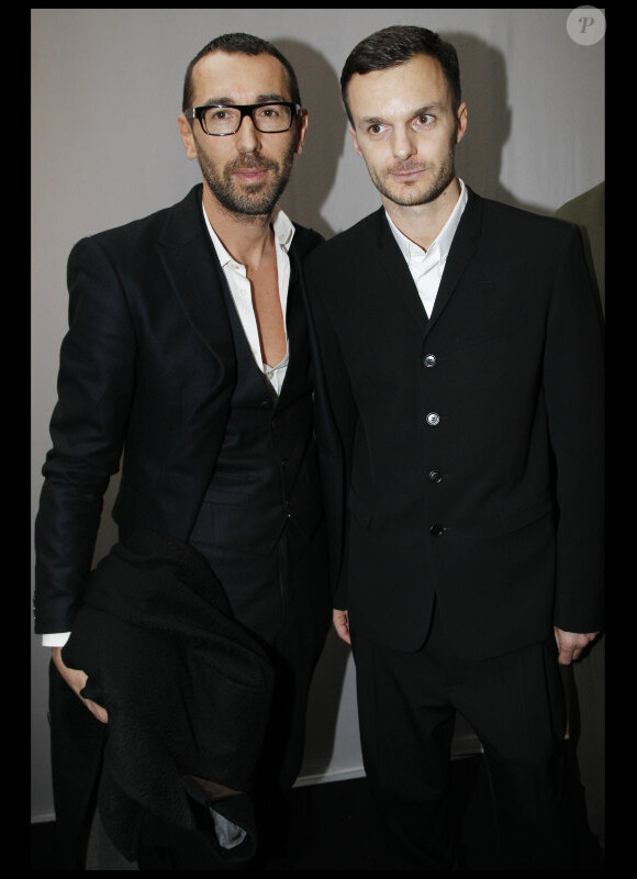 Les créateurs Alessandro Sartori et Kris Van Assche lors du défilé Dior à Paris, le 21 janvier 2012.