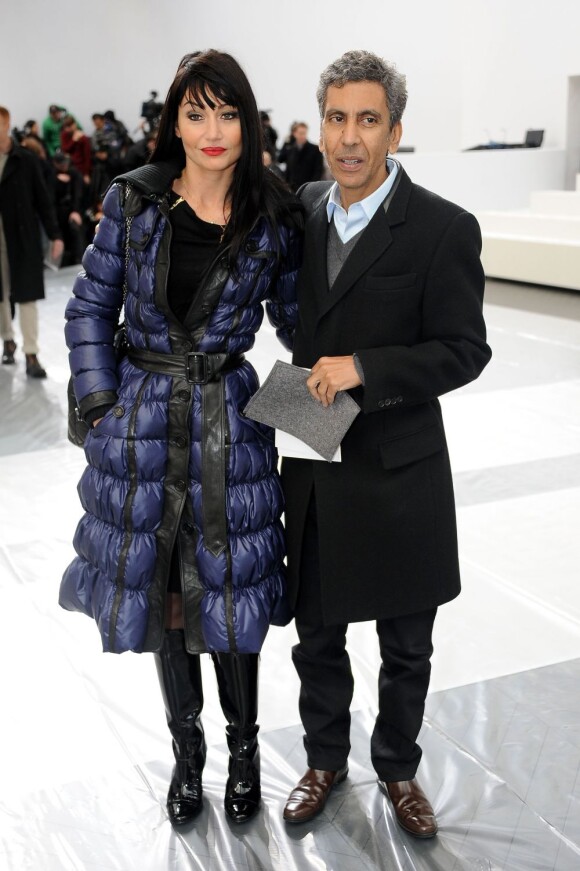 Le réalisateur Rachid Bouchareb et sa compagne ont assisté au défilé Dior Homme automne-hiver 2012/2013 à Paris, le 21 janvier 2012.