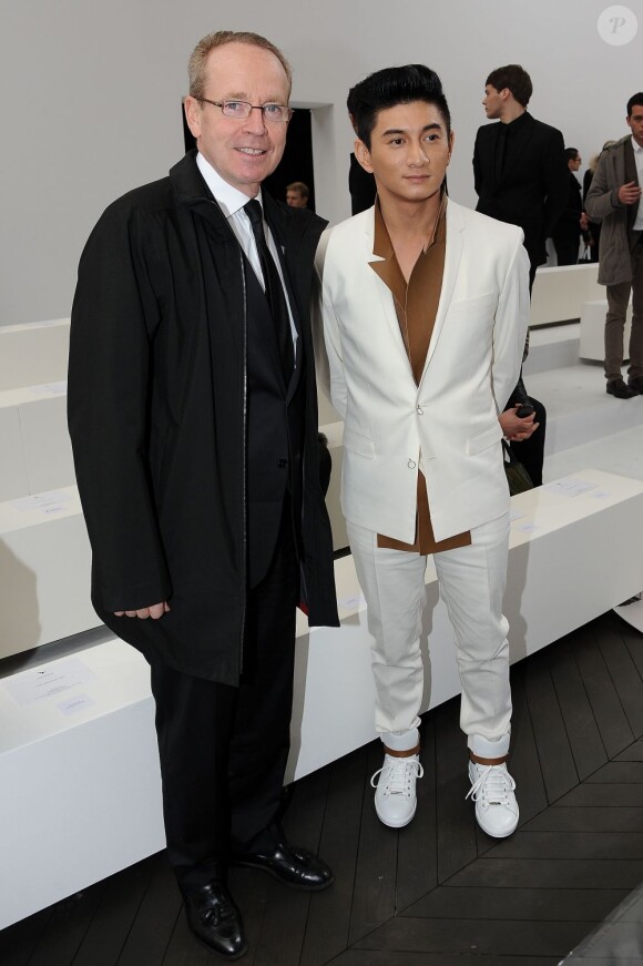 L'acteur chinois Nicholas Wu, très élégant tout en blanc, et Renaud Donnedieu de Vabres lors défilé Dior Homme à Paris, le 21 janvier 2012.