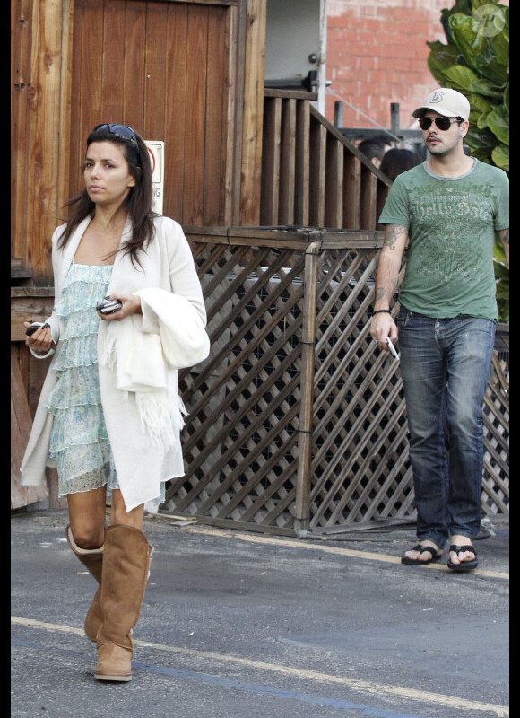 Eva Longoria au naturel dans les rues de Los Angeles en compagnie de son homme Eduardo Cruz. Janvier 2012