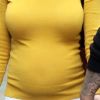 Jack Osbourne : sa fiancée Lisa Stelly, enceinte, affiche de ravissantes formes dans ce pull jaune lorsqu'ils vont déjeuner à Hollywood le 21 janvier 2012