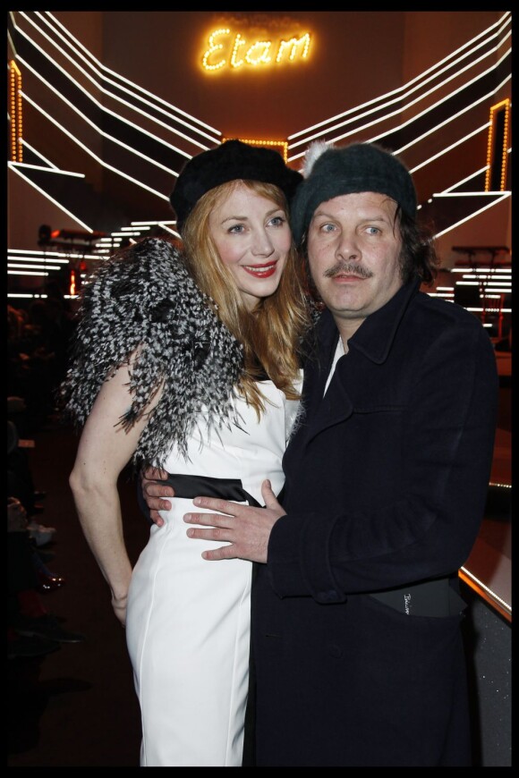 Julie Depardieu et Philippe Katerine, duo irrésistible au défilé Etam lingerie le 23 janvier 2012 à l'école nationale des Beaux-Arts.