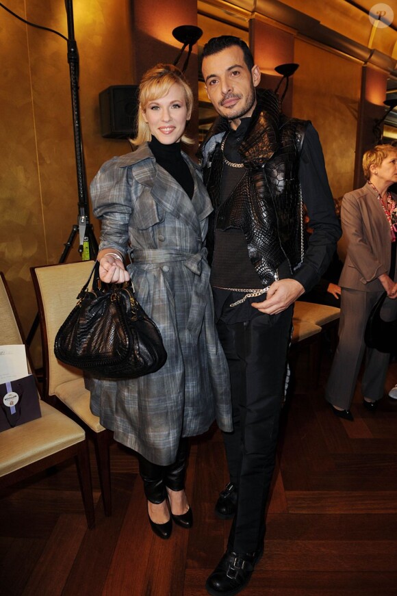 Lorie, au côté du créateur Eric Tibusch lors de son défilé haute couture à Paris, le 23 janvier 2012.