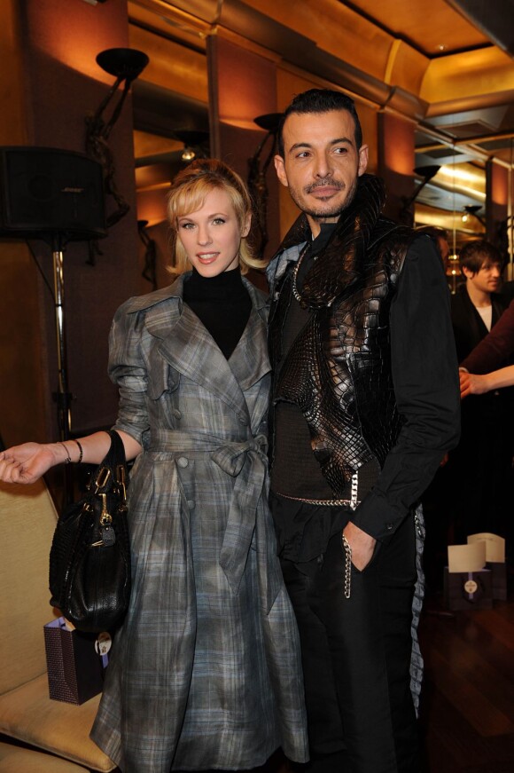 Lorie, au côté du créateur Eric Tibusch lors de son défilé haute couture à Paris, le 23 janvier 2012.