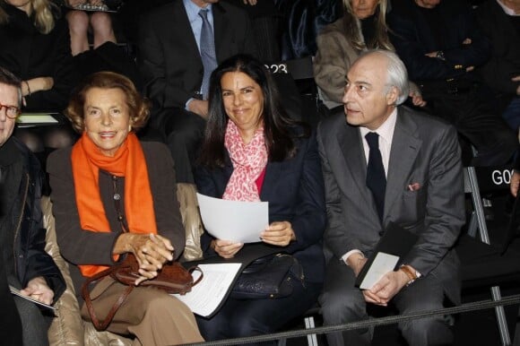 Liliane Bettencourt, sa fille Françoise Bettencourt-Meyers et son mari au défilé Armani Privé le 24 janvier 2012 à Paris