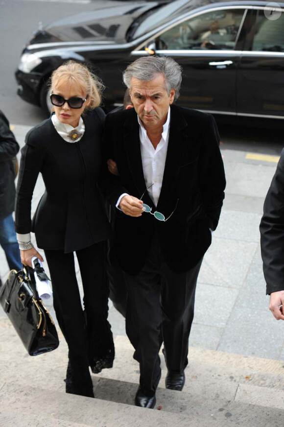 Arielle Dombasle et Bernard-Henry Lévy à Paris, le 10 novembre 2011.