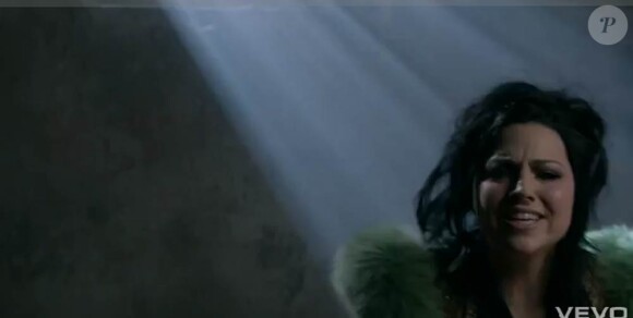 Amy Lee souffre mille tourments dans le clip My Heart is Broken, extrait de l'album Evanescence du groupe éponyme.