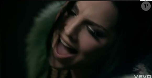 Amy Lee souffre mille tourments dans le clip My Heart is Broken, extrait de l'album Evanescence du groupe éponyme.