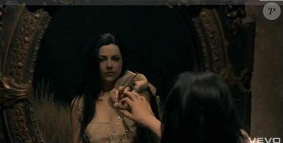 Amy Lee dans le clip My Heart is Broken, extrait de l'album Evanescence du groupe éponyme.