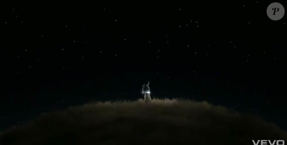 Amy Lee souffre mille tourments dans le clip My Heart is Broken, extrait de l'album Evanescence du groupe éponyme.