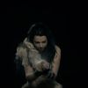 Amy Lee souffre mille tourments dans le clip My Heart is Broken, extrait de l'album Evanescence du groupe éponyme.