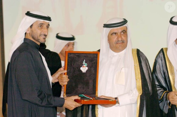 Le cheikh Ahmed bin Hasher Al Maktoum, médaillé d'or en double-trap aux JO d'Athènes 2004, honoré par le cheikh  Hamdan bin Rashed Al Maktoum lors d'une cérémonie le 26 février 2005.