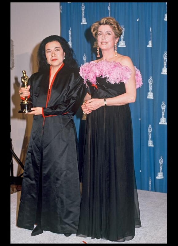 Eiko Ishioka et Catherine Deneuve aux Oscars en 1993.