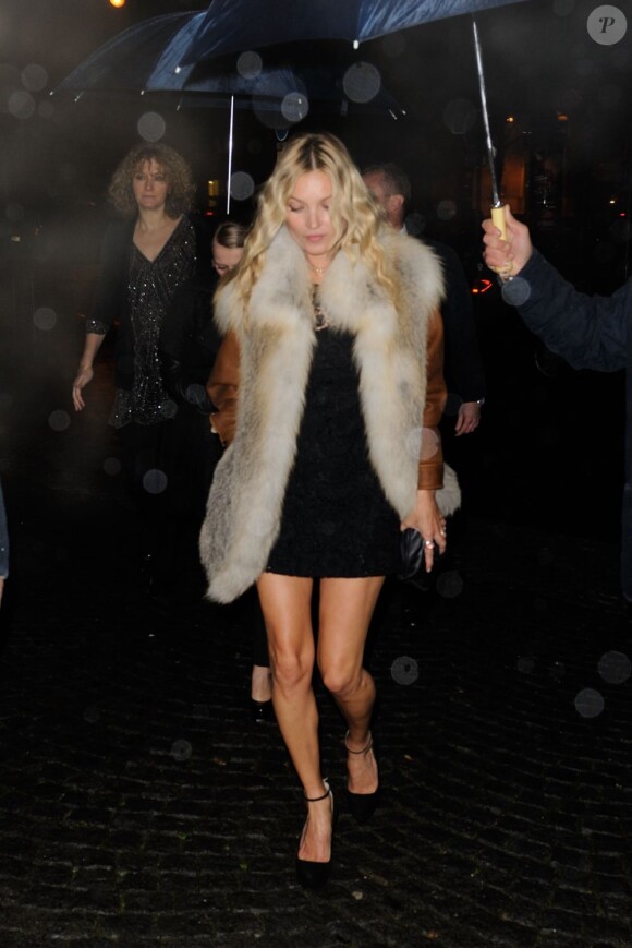 Kate Moss ose le gilet en fourrure épais sur une petite robe brodée pour assister à la soirée Prada à Paris, le 24 janvier 2012.
