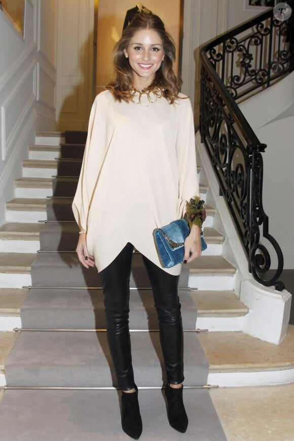 La superbe Olivia Palermo, en véritable fashionista, était stylée pour assister au défilé haute couture Christian Dior à Paris, le 23 janvier 2012.