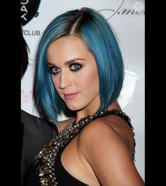 Katy Perry avait opté pour le bleu lors de la soirée caritative pour l'association Givelove.org au club 1 OAK à Las Vegas, le 27 janvier 2012