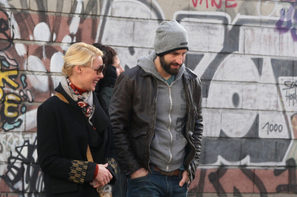 Katherine Heigl et son mari Josh Kelley visitent les puces de Saint-Ouen à Paris le 29 janvier 2012