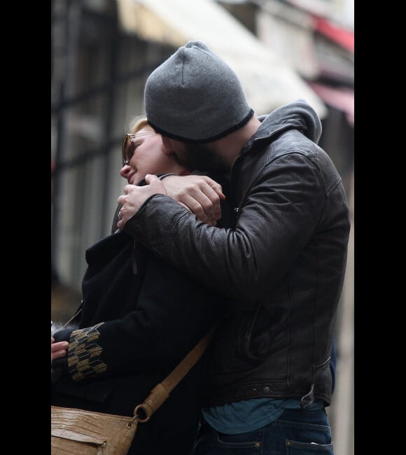 Katherine Heigl et son mari Josh Kelley : plus amoureux que jamais lorsqu'ils visitent les puces de Saint-Ouen à Paris le 29 janvier 2012