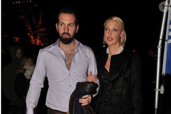 Katherine Heigl et son mari Josh Kelley se rendent au restaurant gastronomique le Jules Vernes à la Tour Eiffel à Paris le 28 janvier 2012