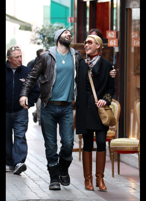 Katherine Heigl et son mari Josh Kelley s'amusent comme des petits fous  sur le marché aux puces de Saint-Ouen, acocmpagnés de la mère de Katherine le 29 janvier 2012