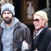 Katherine Heigl et son mari Josh Kelley s'offrent une promenade sur le marché aux puces de Saint-Ouen, acocmpagnés de la mère de Katherine le 29 janvier 2012