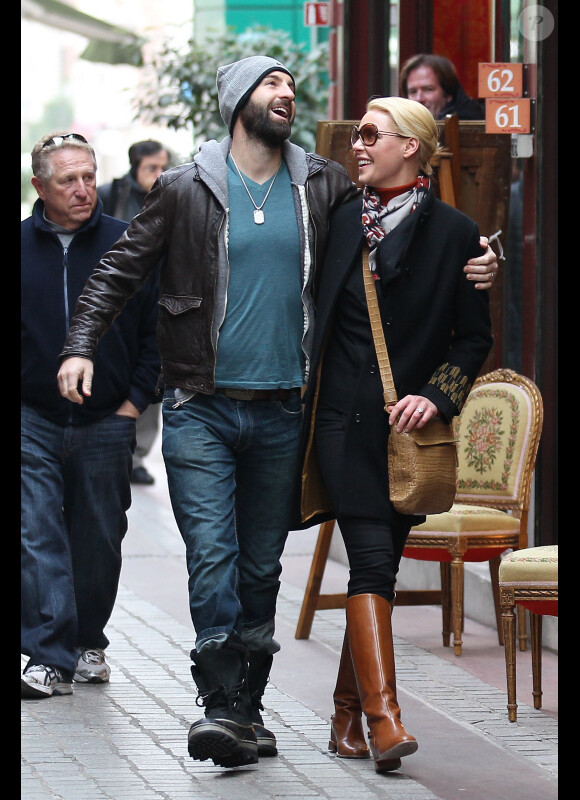 Katherine Heigl et son mari Josh Kelley s'offrent une promenade sur le marché aux puces de Saint-Ouen, acocmpagnés de la mère de Katherine le 29 janvier 2012
