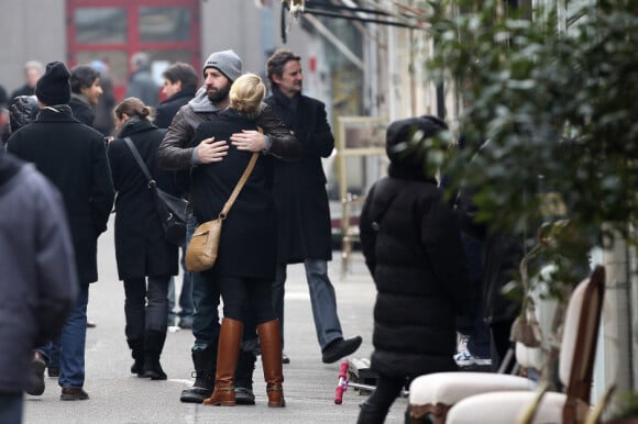 Katherine Heigl : gros câlin avec son mari Josh Kelley sur le marché aux puces de Saint-Ouen, acocmpagnés de la mère de Katherine le 29 janvier 2012