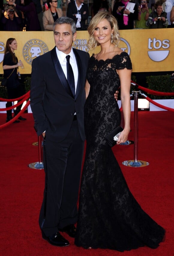 Stacy Keibler, absolument superbe en Marchesa et au bras de son compagnon George Clooney. Los Angeles, le 29 janvier 2012.