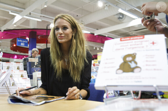Jade Foret, fiancée d'Arnaud Lagardère, au Carrefour Planet Bierges, le 11 janvier 2012 à Bruxelles. Elle y présentait son livre de premiers secours à prodiguer aux enfants
