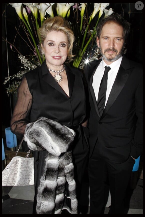 Catherine Deneuve et Christopher Thompson au 10e Dîner De La Mode à Paris, le 26 janvier 2012.