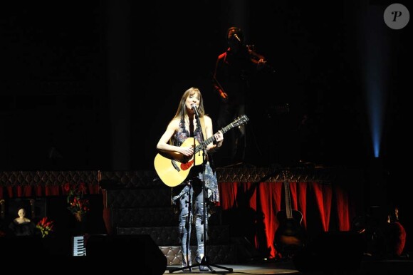 Lynda Lemay en concert à L'Olympia à Paris, le 30 janvier 2012.