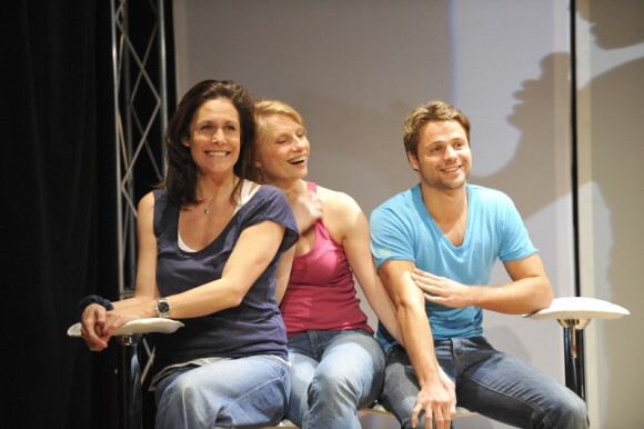 Astrid Veillon, Belen Lorenzo et David Tournay lors du filage de la pièce Ma Première Fois au Théâtre Michel le 18 janvier 2012