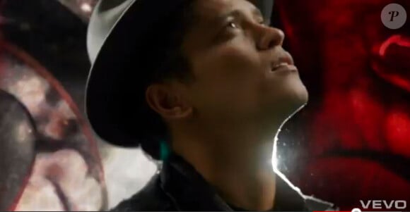 Bruno Mars dans le clip Mirror