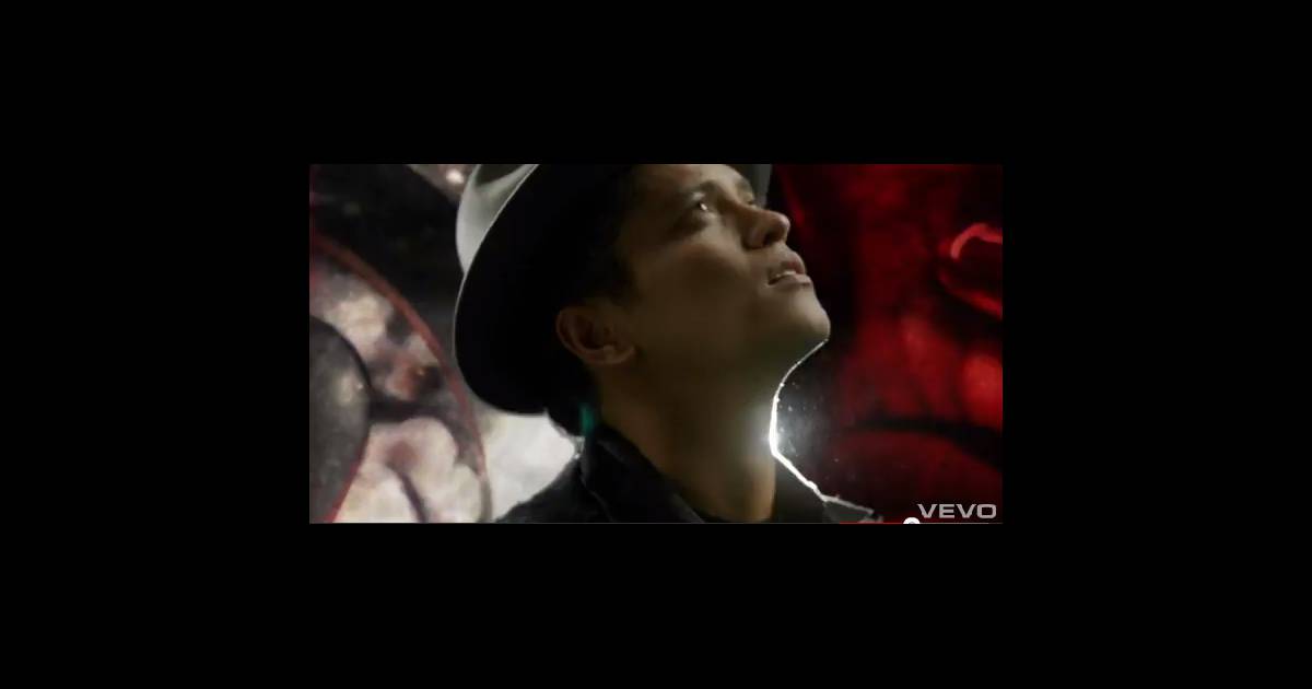 Bruno Mars dans le clip Mirror Purepeople