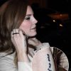 La chanteuse Lana Del Rey de retour à son hôtel à Paris avec à la main un tatouage "Trust No One" le 30 janvier 2012