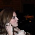  La chanteuse Lana Del Rey de retour à son hôtel à Paris avec à la main un tatouage "Trust No One" le 30 janvier 2012 