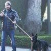 Ben Affleck se balade avec son chien, à Los Angeles, le 2 février 2012